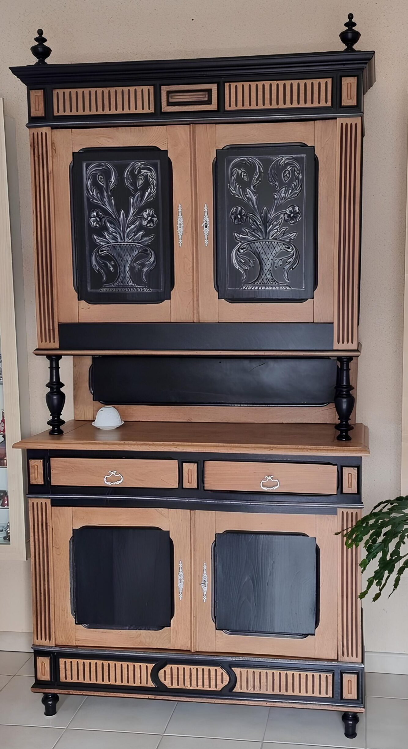 Meuble art déco rénové en Carbone et bois naturel — Au Gré du Pinceau