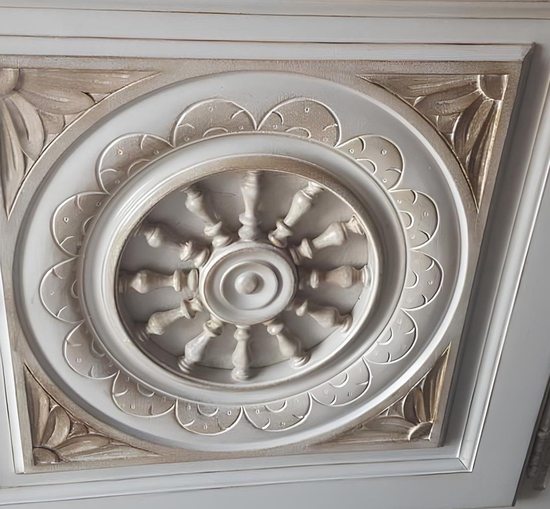 Finition patine vintage sur meuble ancien — effet vieilli artisanal