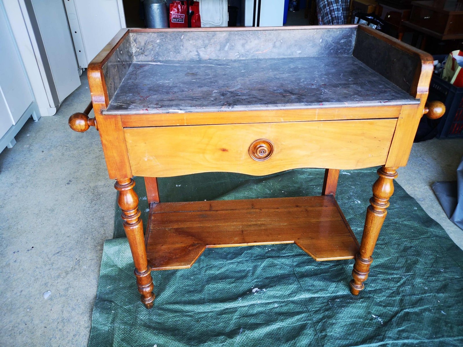 Relooking d’une table de toilette ancienne – Image 2