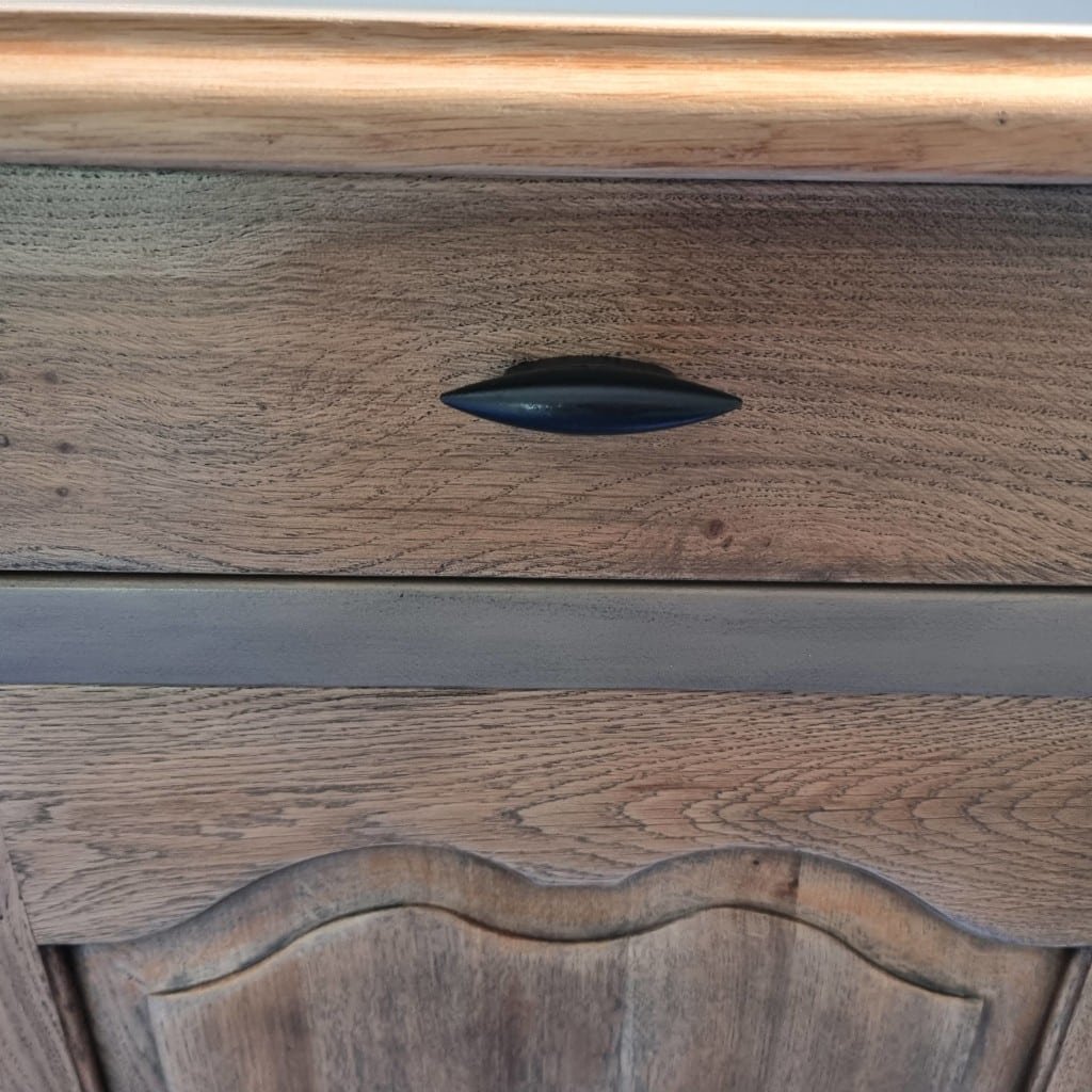 Détail des portes patinées noir de l'enfilade en chêne massif