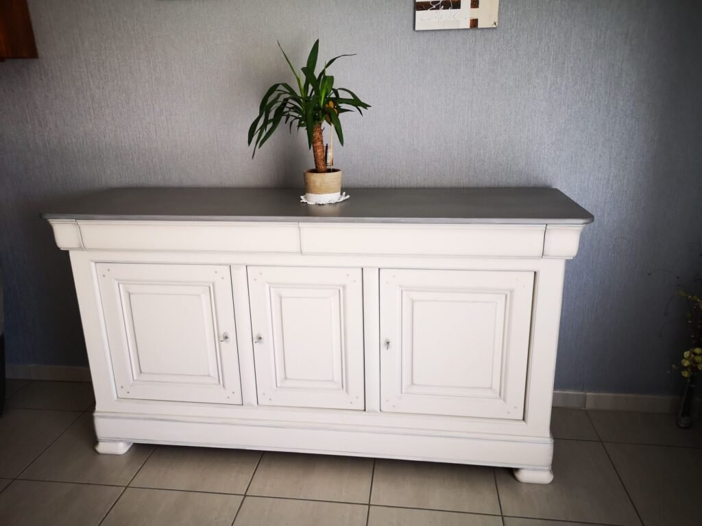 Enfilade Louis Philippe en merisier relookée craie, moulures vieillies argent, plateau basalte patiné aluminium