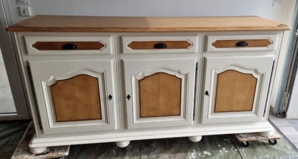 Buffet de séjour en chêne campagnard relooké écume, plateau en bois naturel
