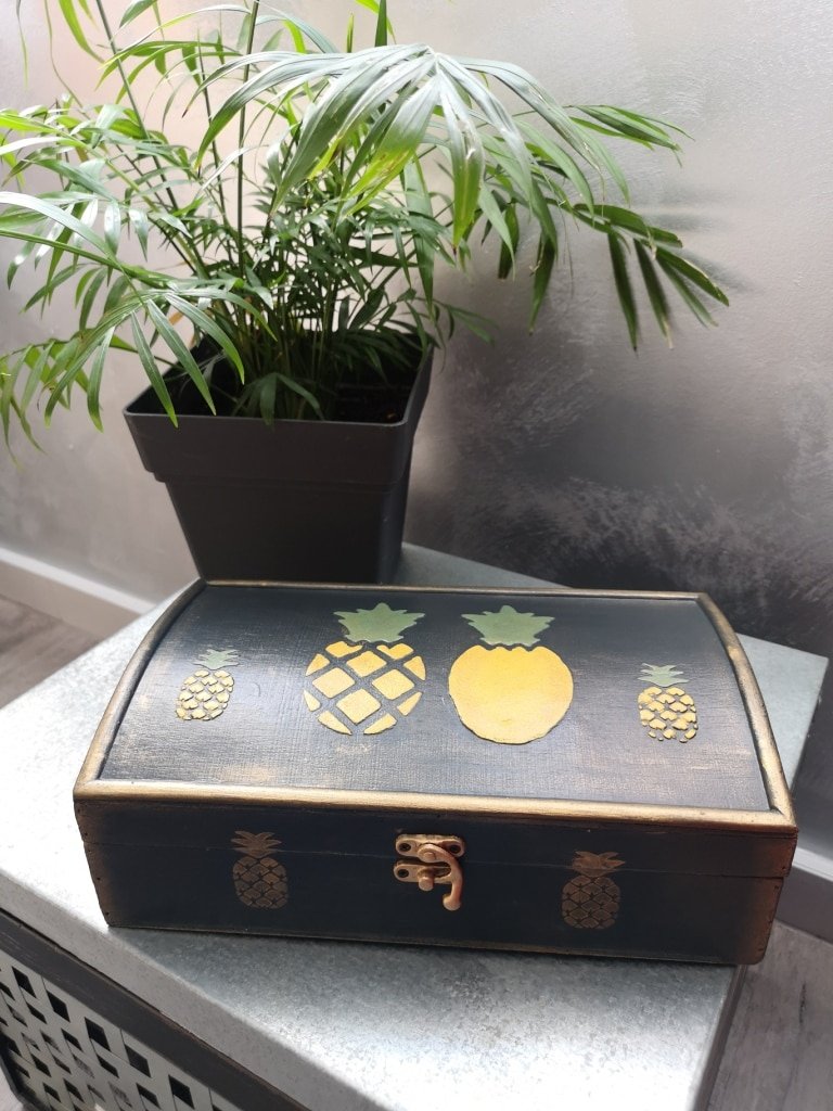 Petit coffre de rangement en bois