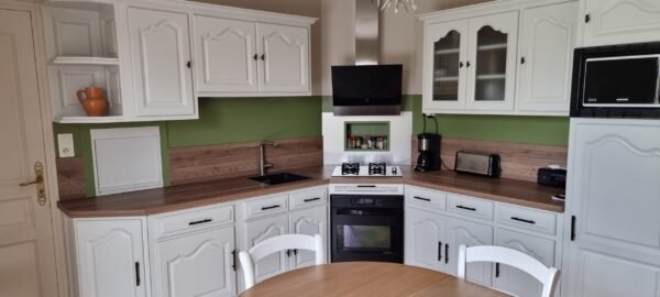 Modernisation et restauration de meubles de cuisine en bois en Mayenne