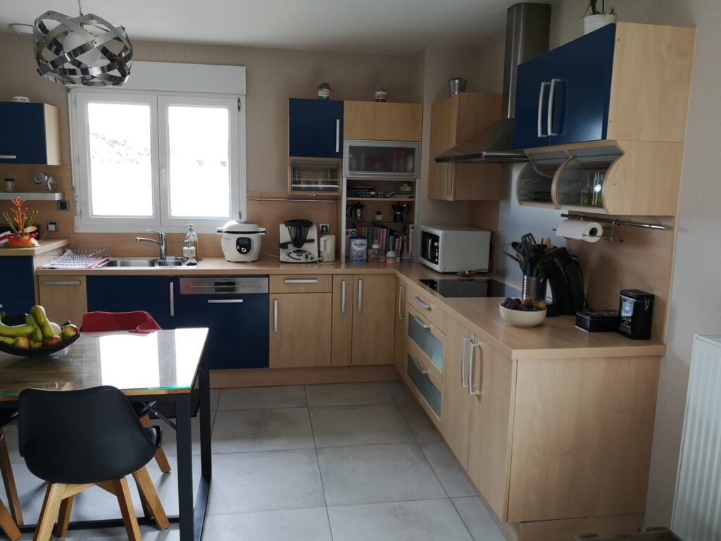 Cuisine aux portes stratifiées relookées en noir mat