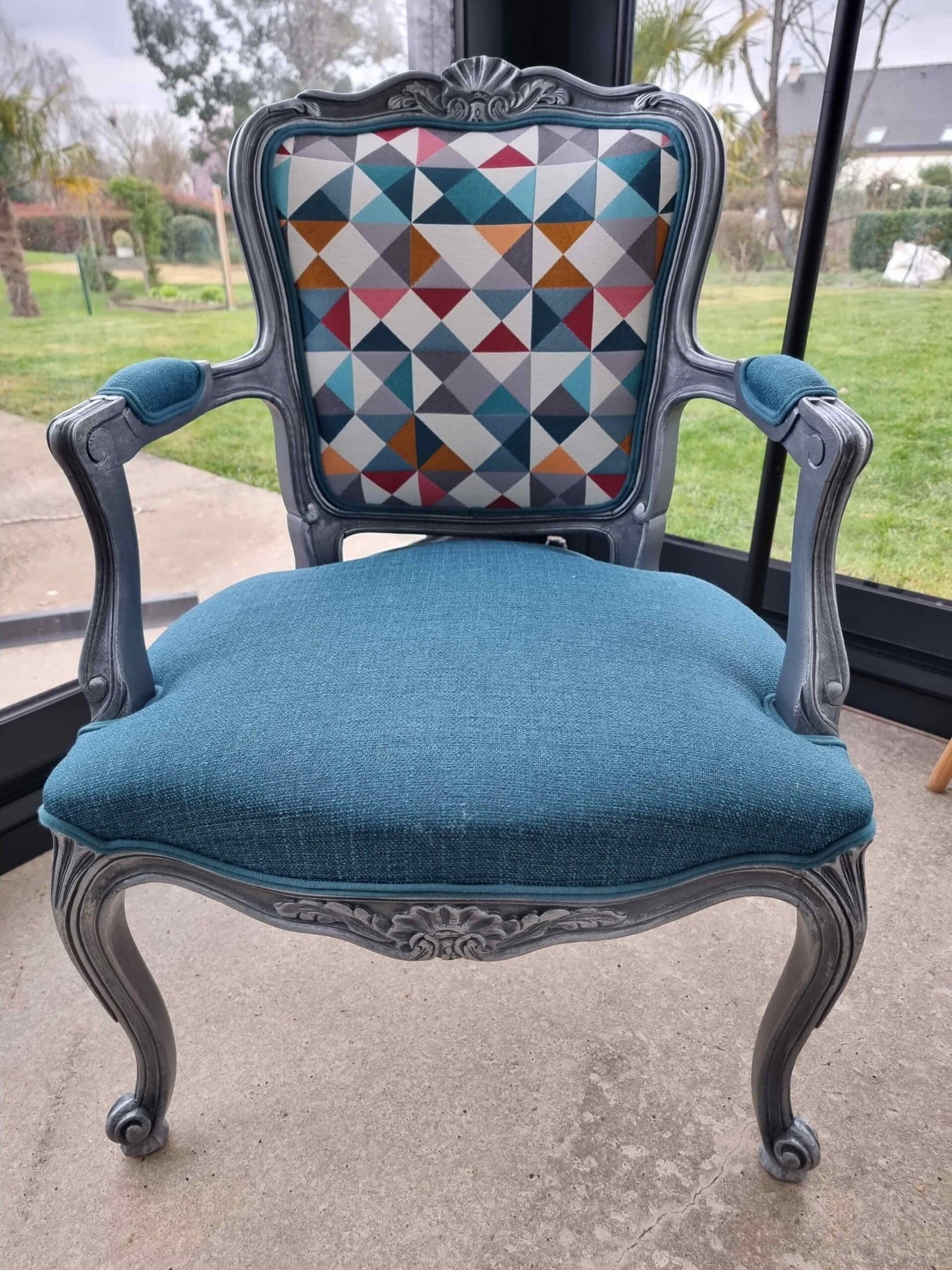 Fauteuil Louis XV en merisier relooké anthracite et argent, vue de trois quarts