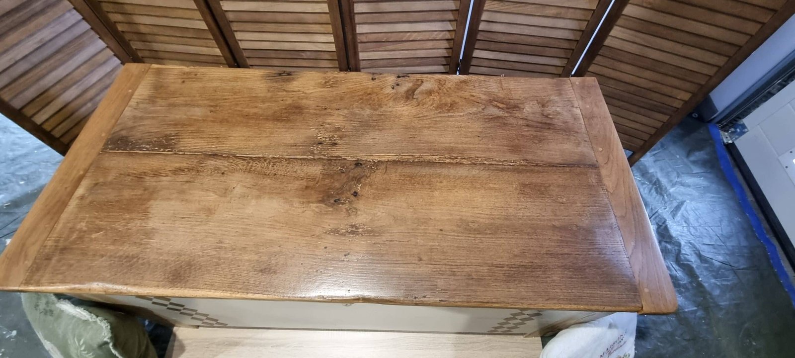 Maie en chêne relookée, motifs peints sur la façade du coffre