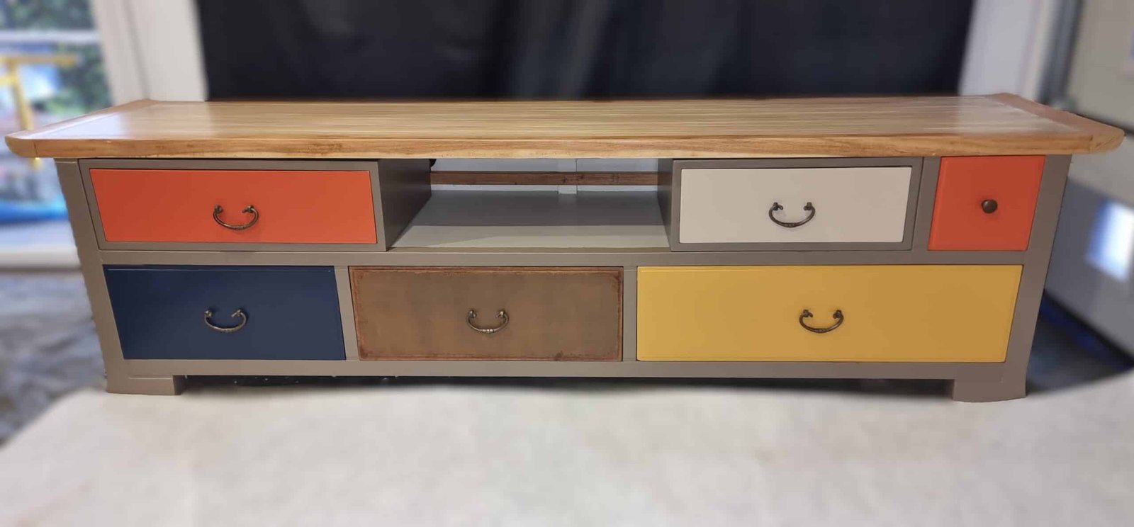 Meuble TV en bois exotique ravivé, vue d'ensemble dans le salon