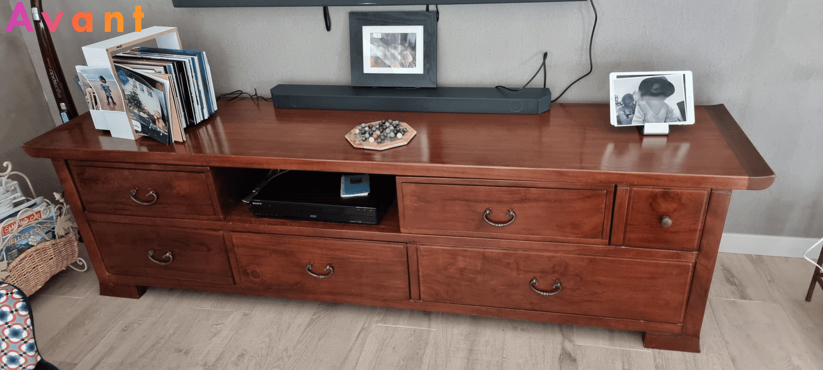 Meuble TV en bois exotique dans sa teinte rouge d'origine, avant relooking