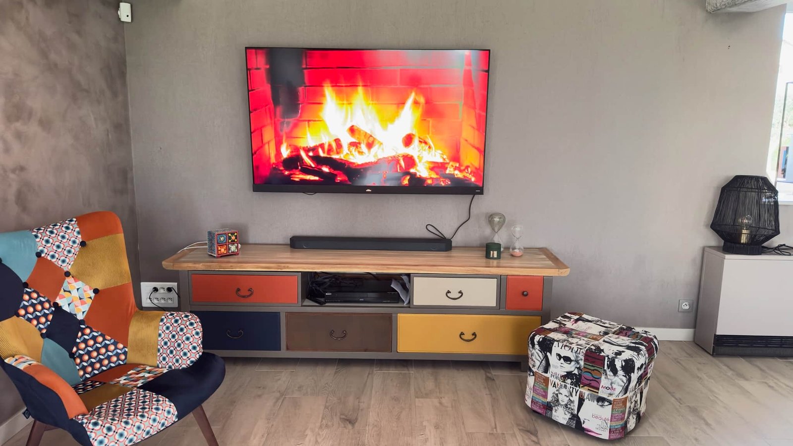 Meuble TV en bois exotique relooké coloré, façades de tiroirs multicolores