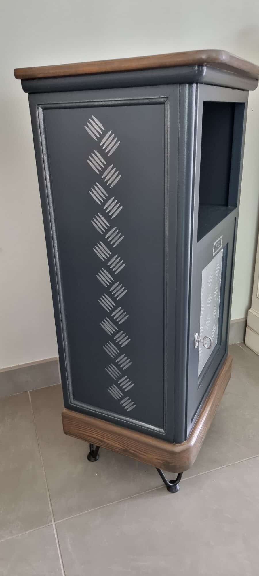 Détail des motifs et du veinage du bois sur le meuble d'appoint factory
