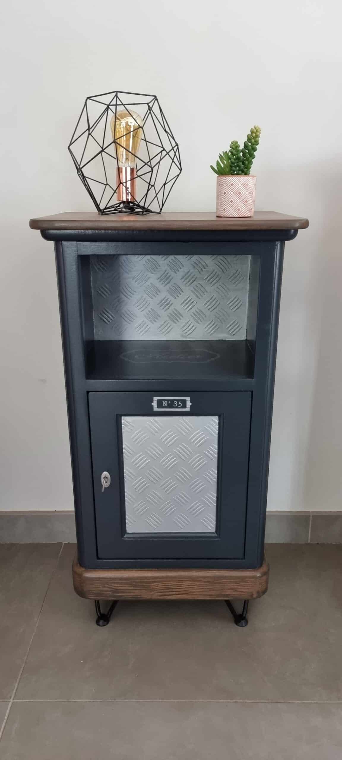 Meuble d'appoint en merisier relooké gris anthracite, style factory