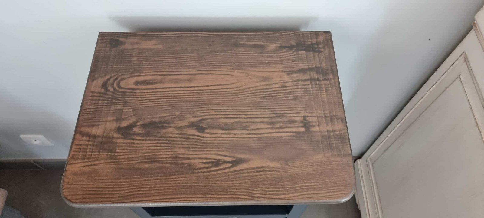 Meuble d'appoint style industriel, plateau teinté vison sur piètement anthracite