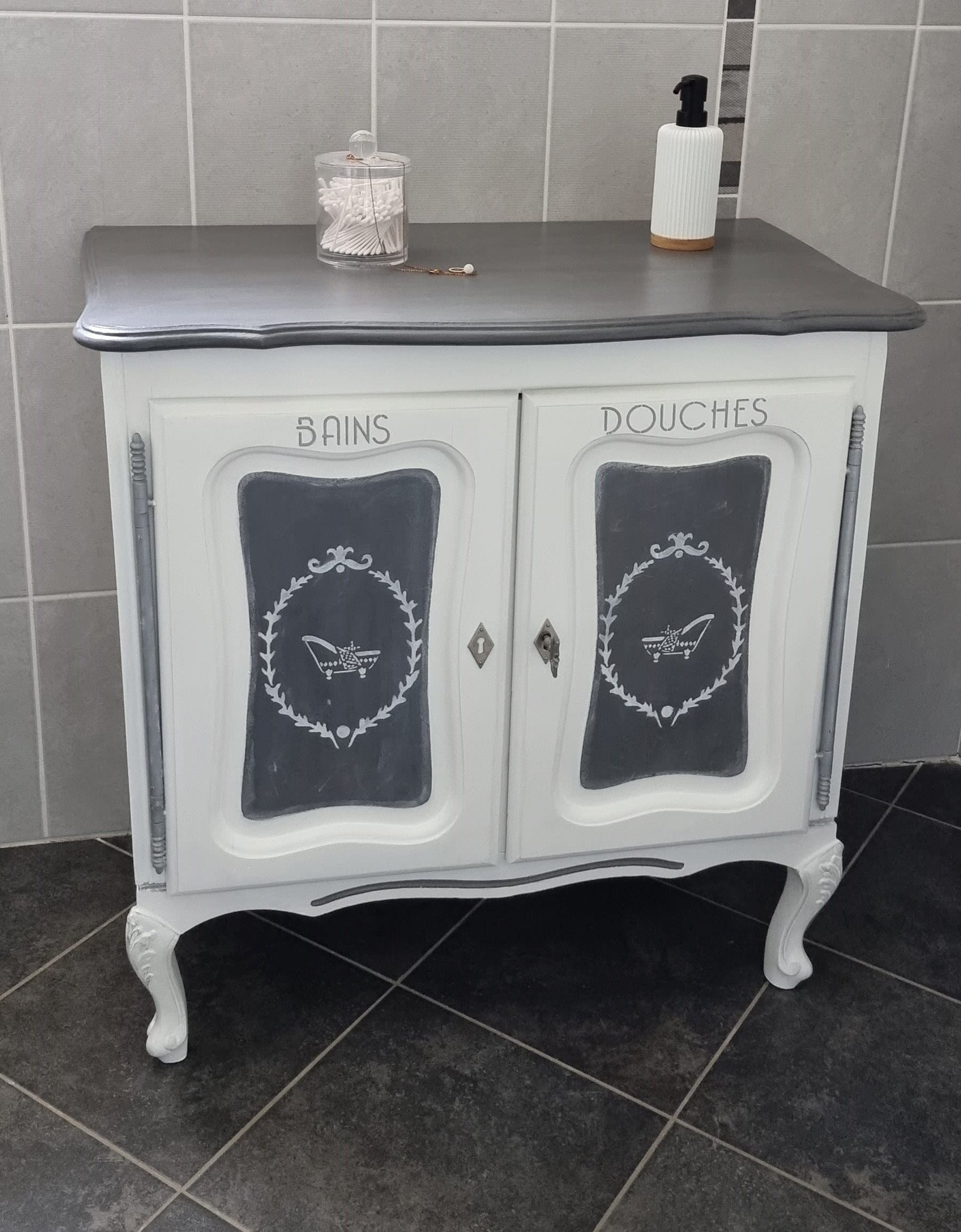 Meuble TV / bar ancien relooké pour salle de bain