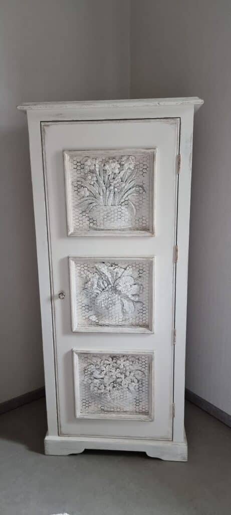 Petite armoire bonnetière grillagée style “shabby”