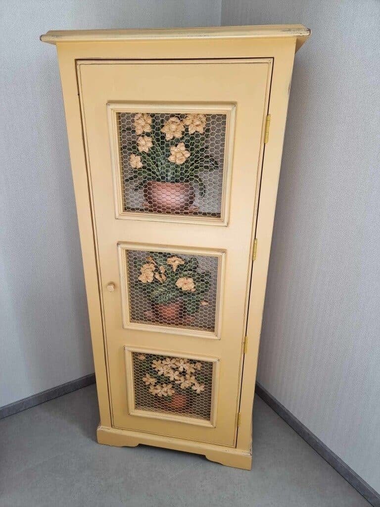 Petite armoire bonnetière grillagée style “shabby” – Image 2