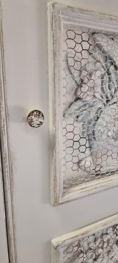 Petite armoire bonnetière grillagée style “shabby” – Image 3
