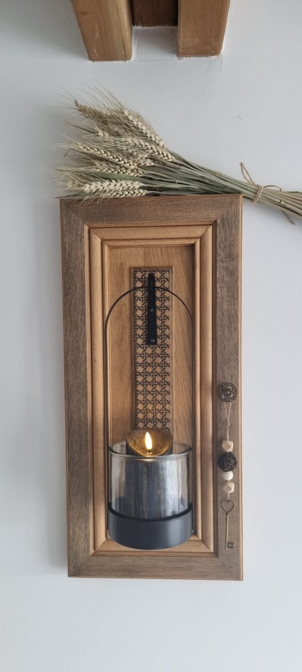 Porte en chêne personnalisée “cannage” et lanterne