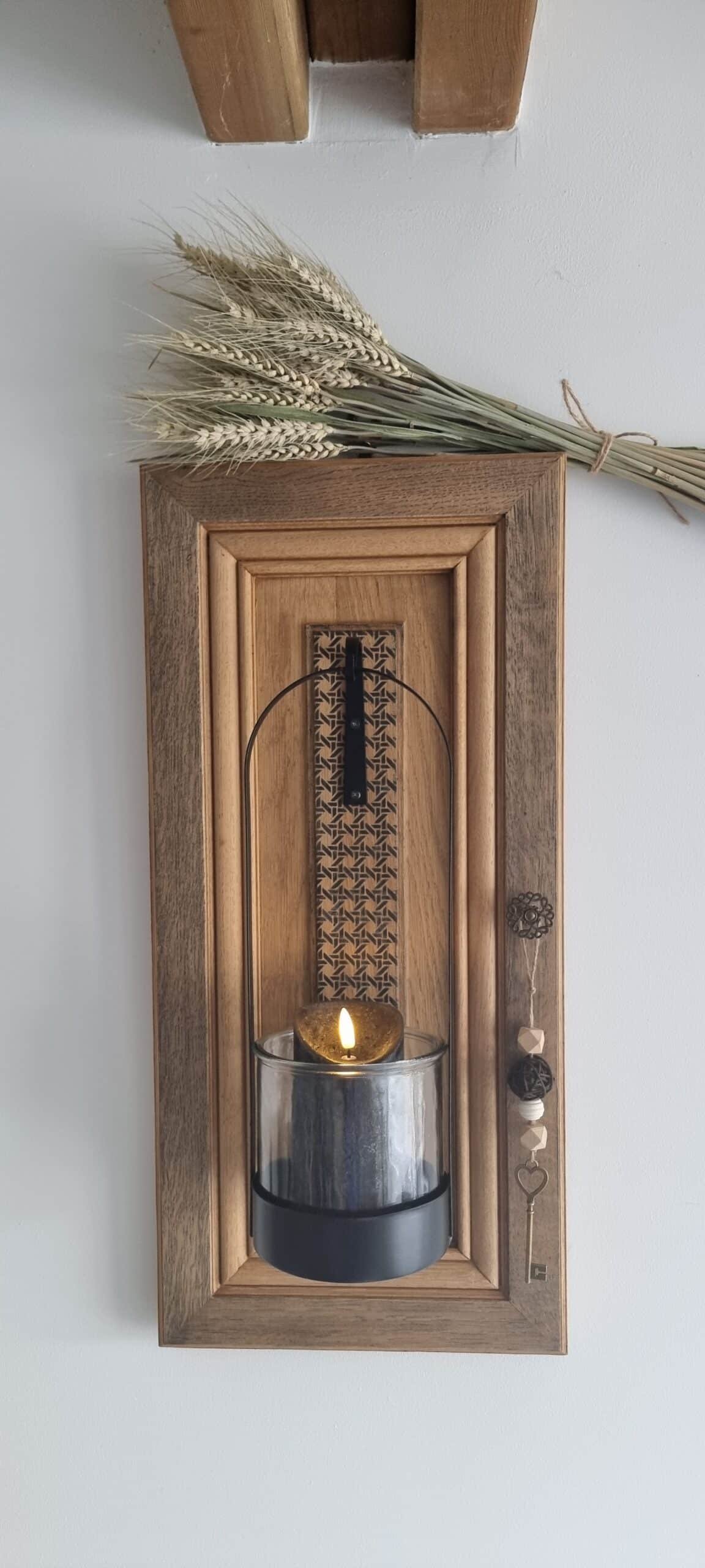 Porte en chêne personnalisée “cannage” et lanterne