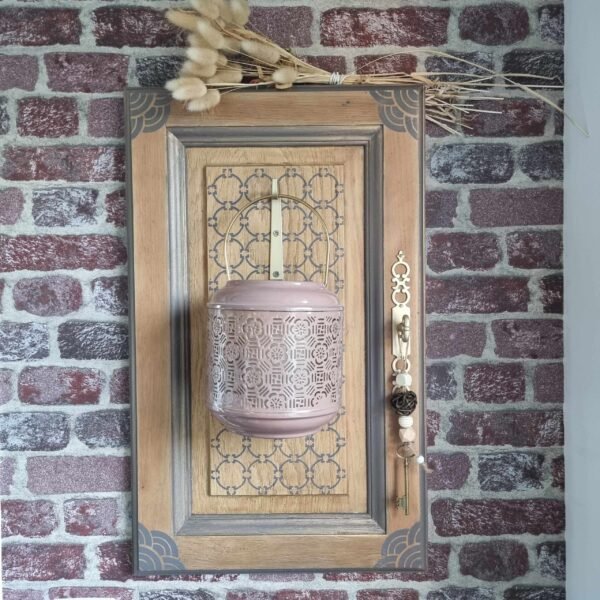 Porte en chêne customisée avec lanterne ajourée