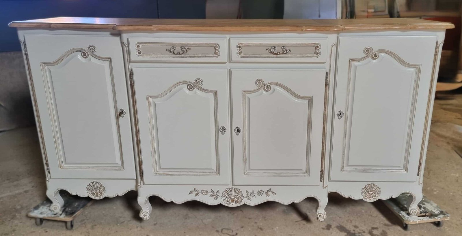 Séjour en chêne style Louis XV personnalisé