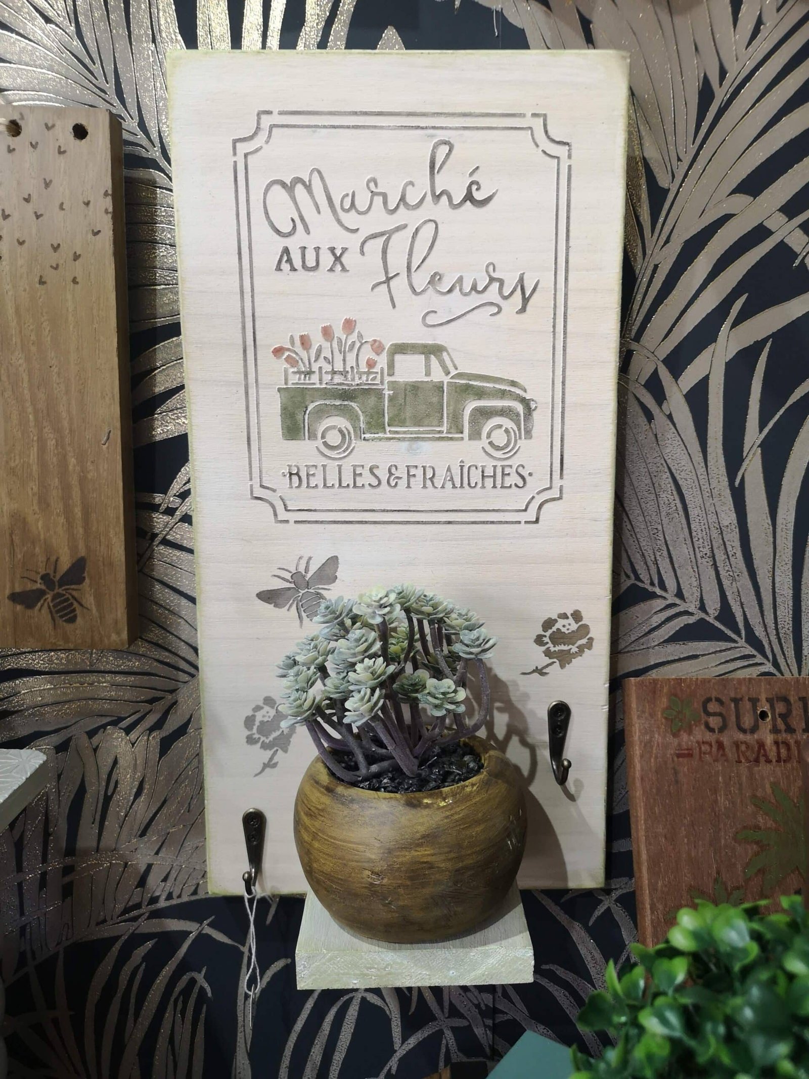 Support mural en bois pour petite plante