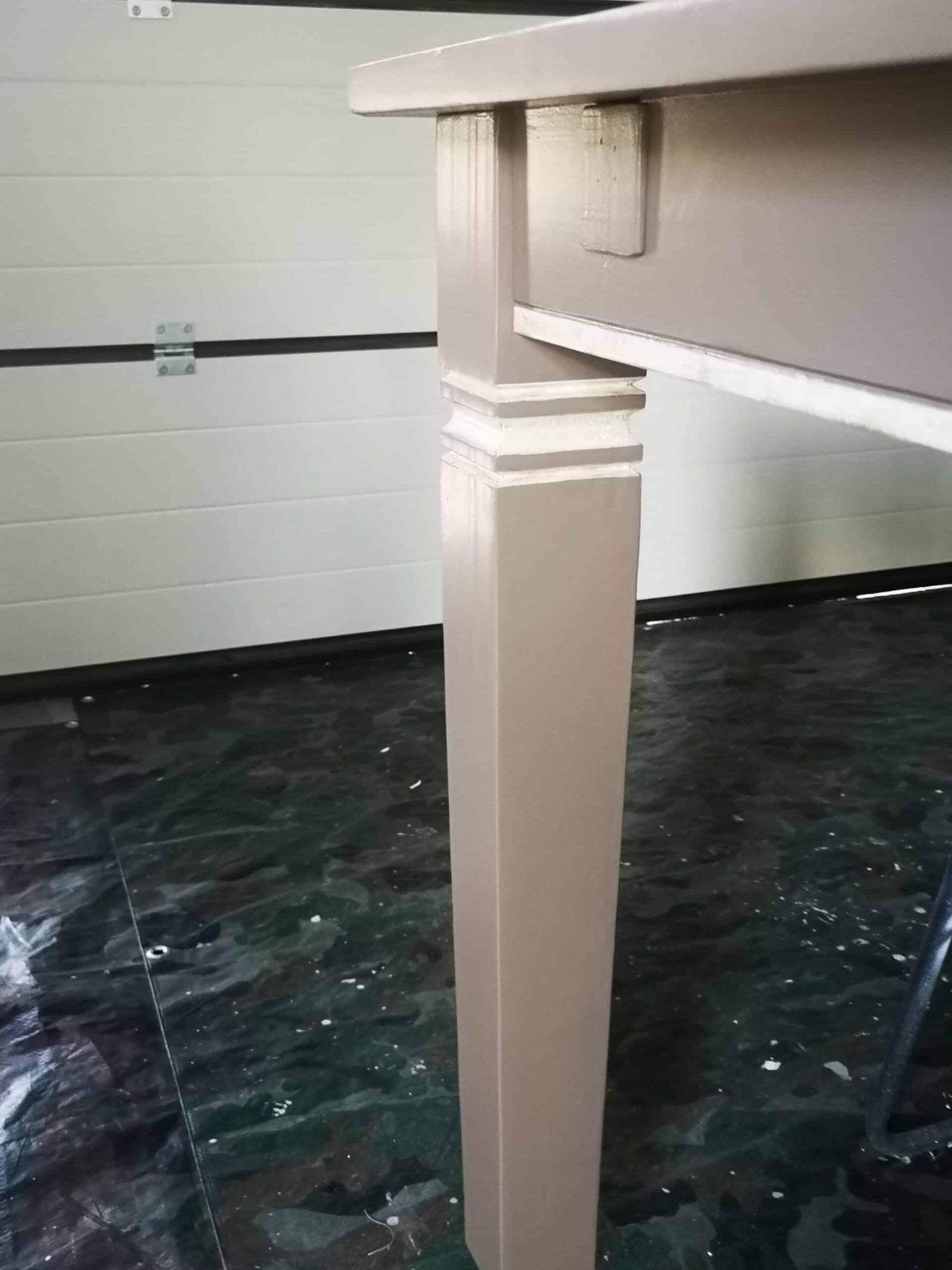 Table de séjour carrée en bois exotique aspect béton patiné – Image 3