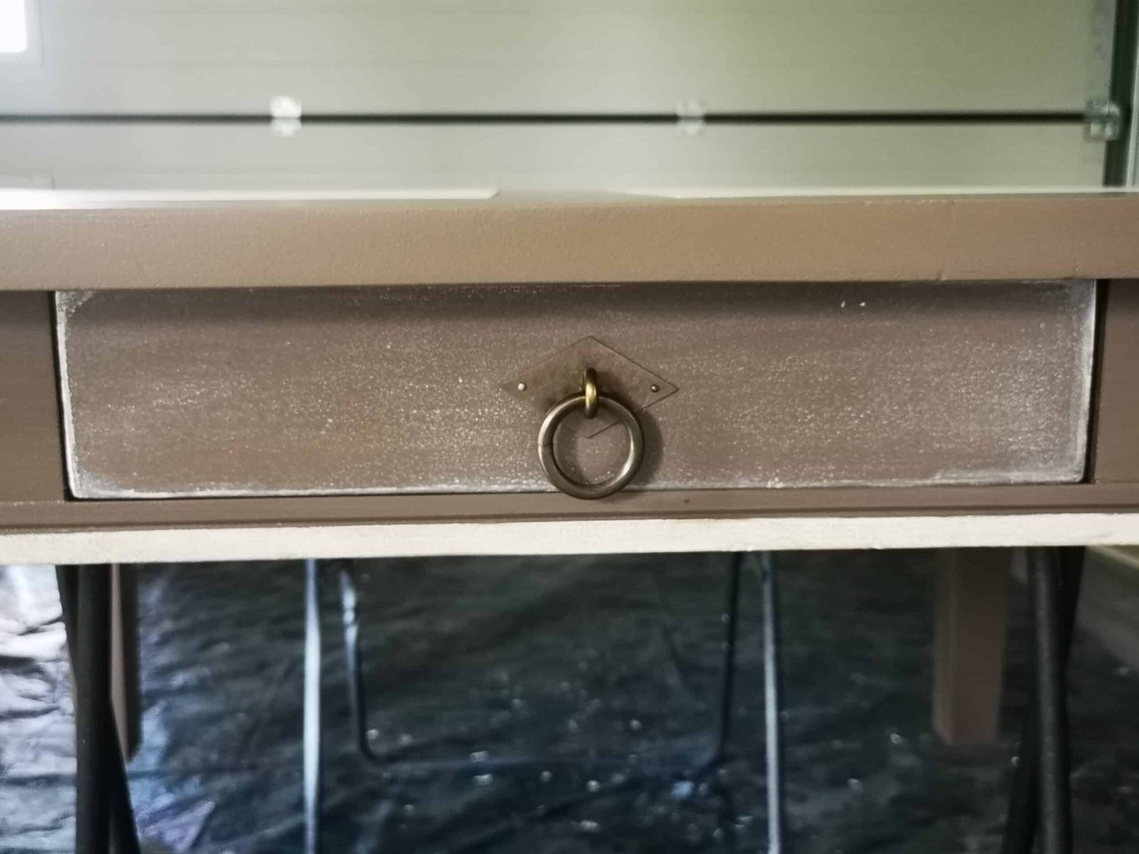 Table de séjour carrée en bois exotique aspect béton patiné – Image 4
