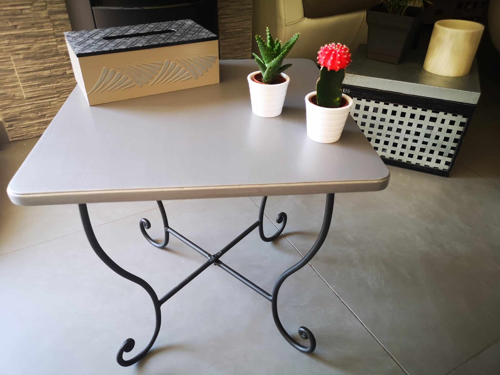 Table basse carrée et ses pieds en fer forgé
