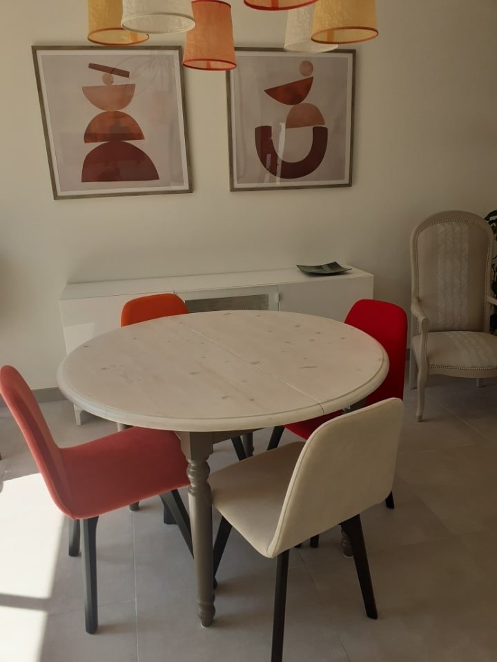 Table ronde en pin relookée