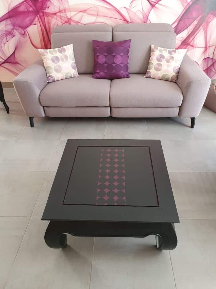 Table basse carrée en teck massif “opium” relookée et sa chaise médaillon