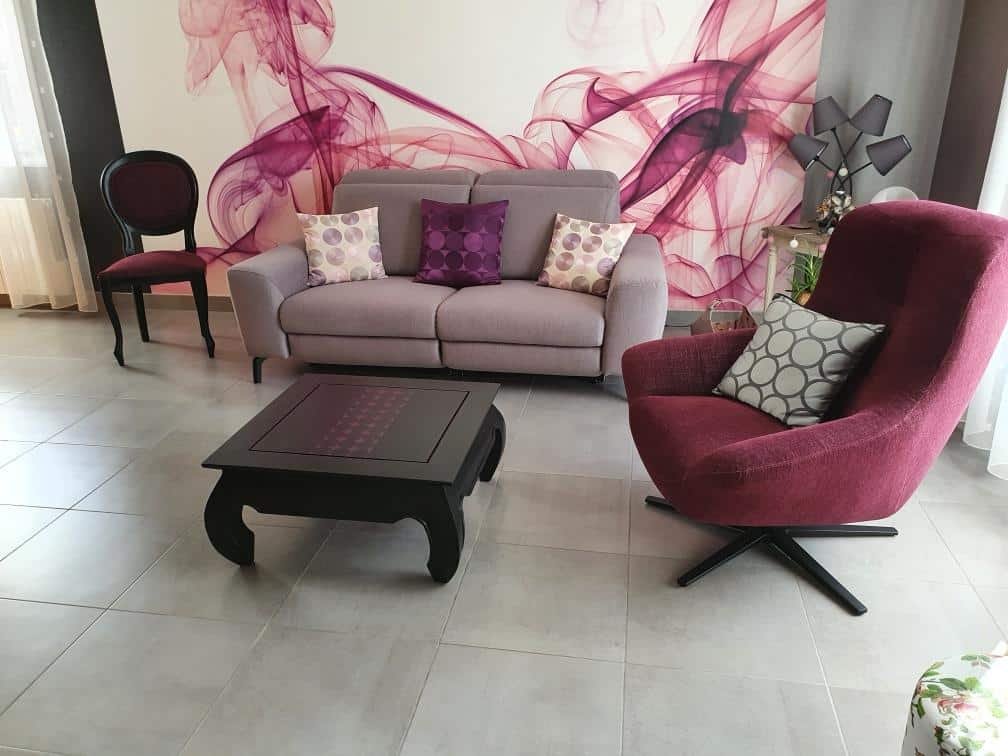 Table basse carrée en teck massif “opium” relookée et sa chaise médaillon – Image 4