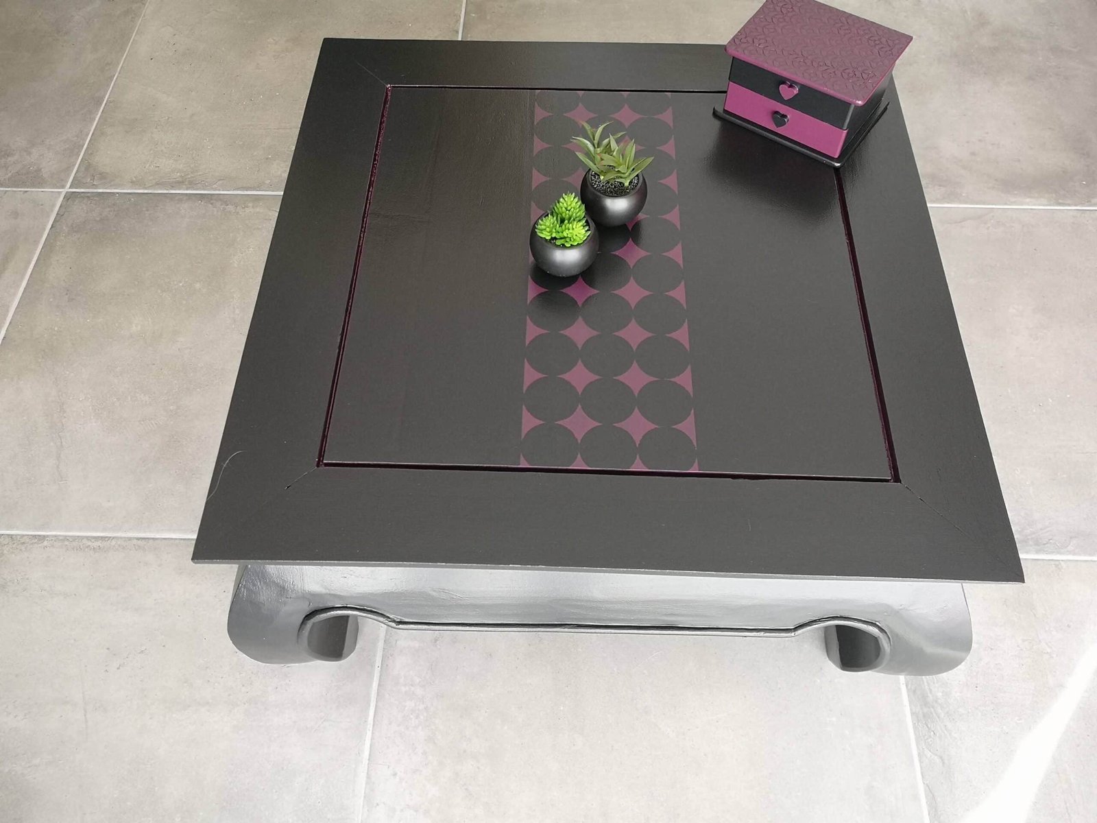 Table basse carrée en teck massif “opium” relookée et sa chaise médaillon – Image 3