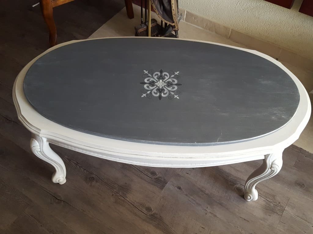 Table ovale en merisier style Louis XV