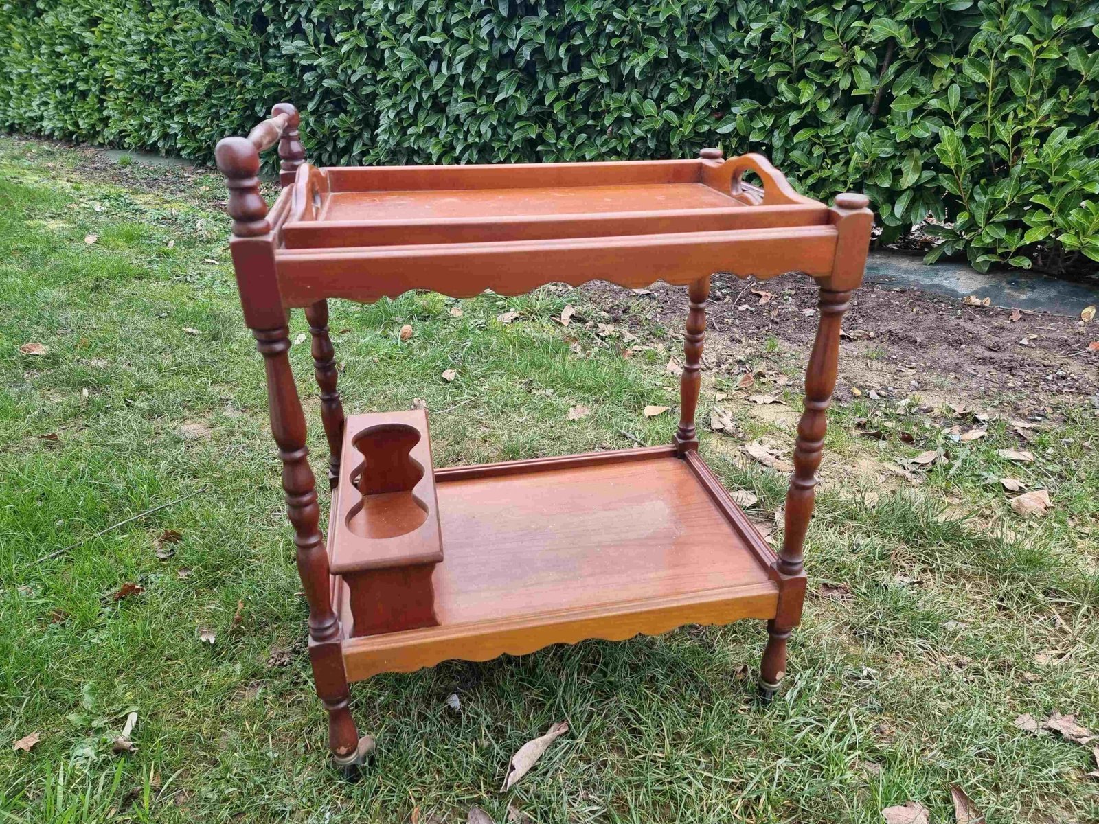 Desserte roulante en merisier avec plateau amovible relookée – Image 2