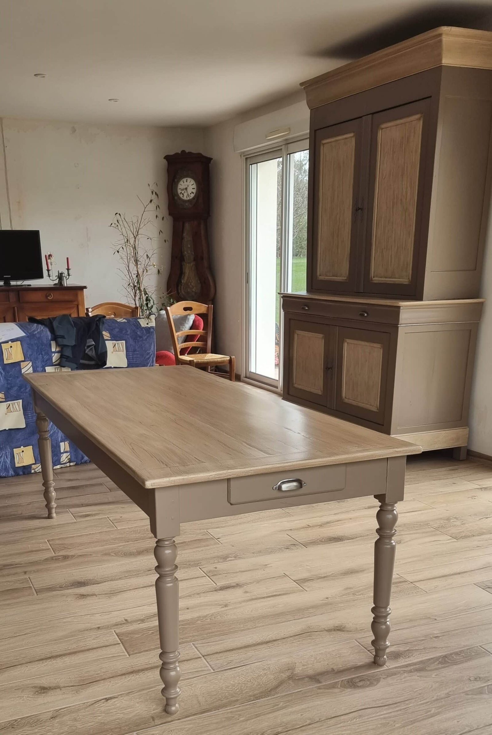 Buffet 2 corps Louis Philippe et table de ferme en merisier massif relookés – Image 3