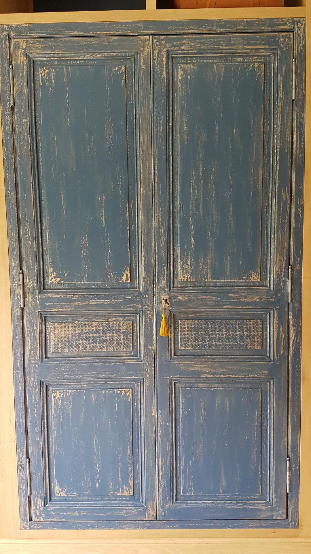 Châssis et portes anciennes patinés bleu shabby intégrés au dressing sur mesure