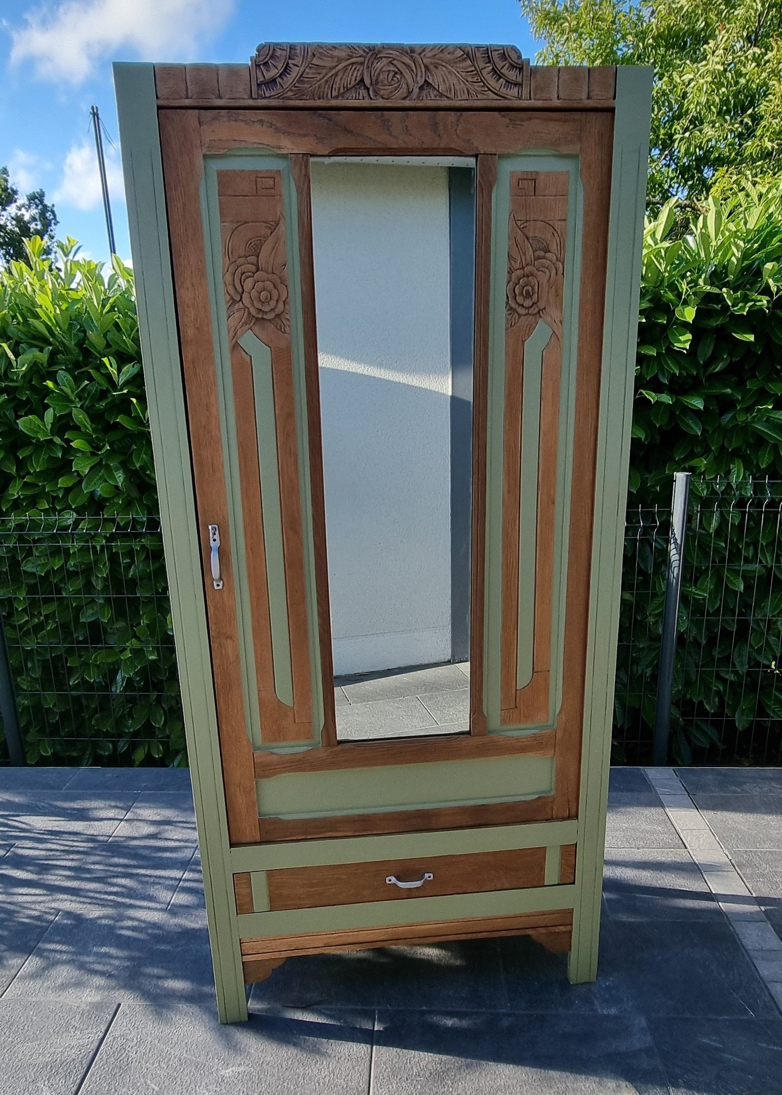 Armoire ancienne en chêne relookée, vue de face porte fermée