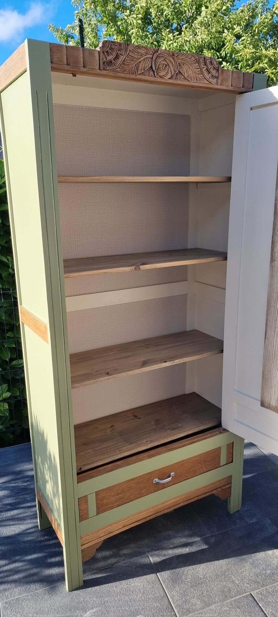 Armoire bonnetière Art Déco en chêne relookée, vue de trois quarts
