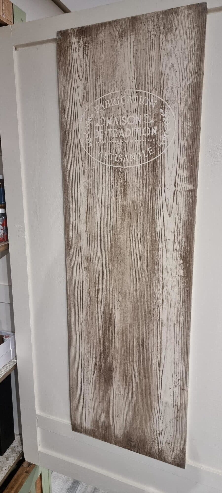 Armoire en chêne de 1930, aménagement intérieur avec étagères en bois massif