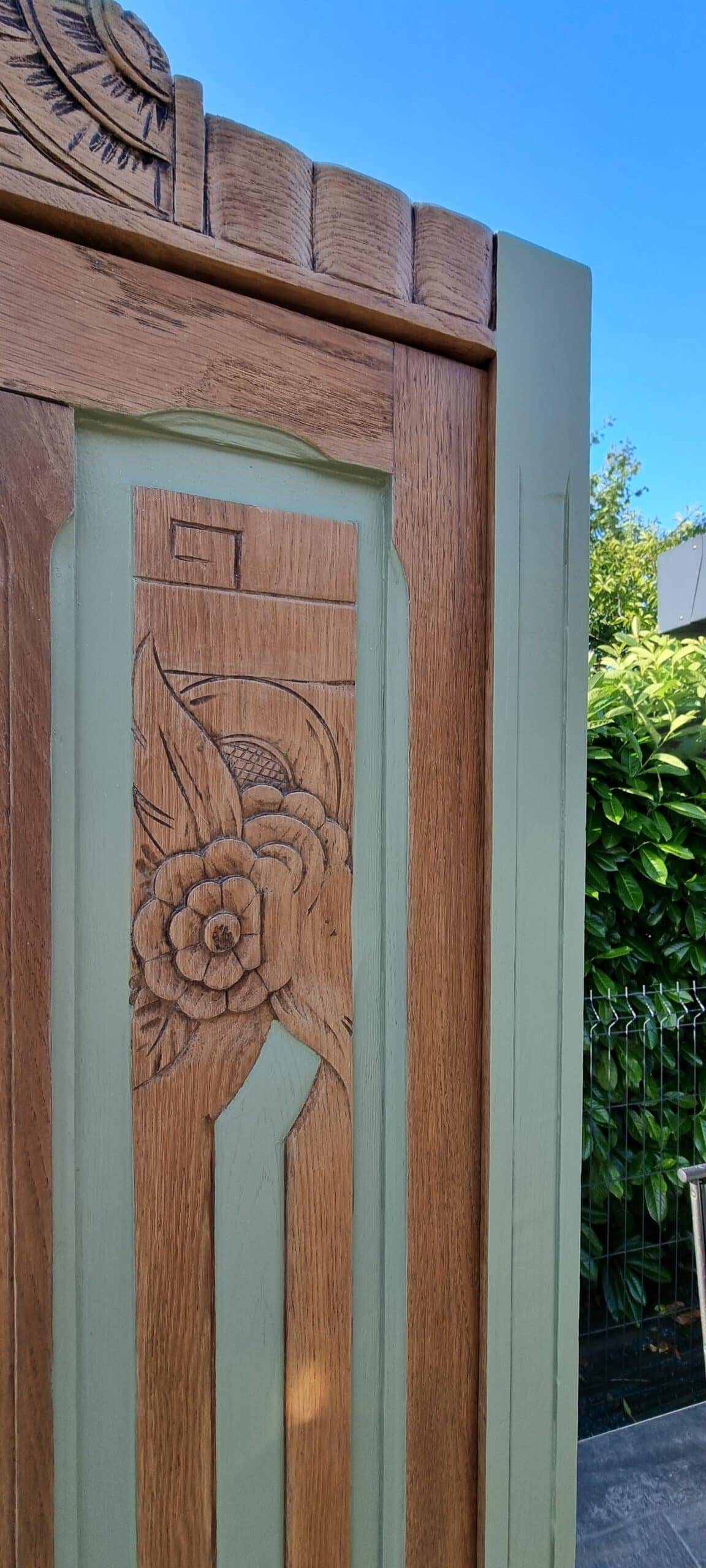 Armoire bonnetière Art Déco, détail de la finition claire écume et bois flotté