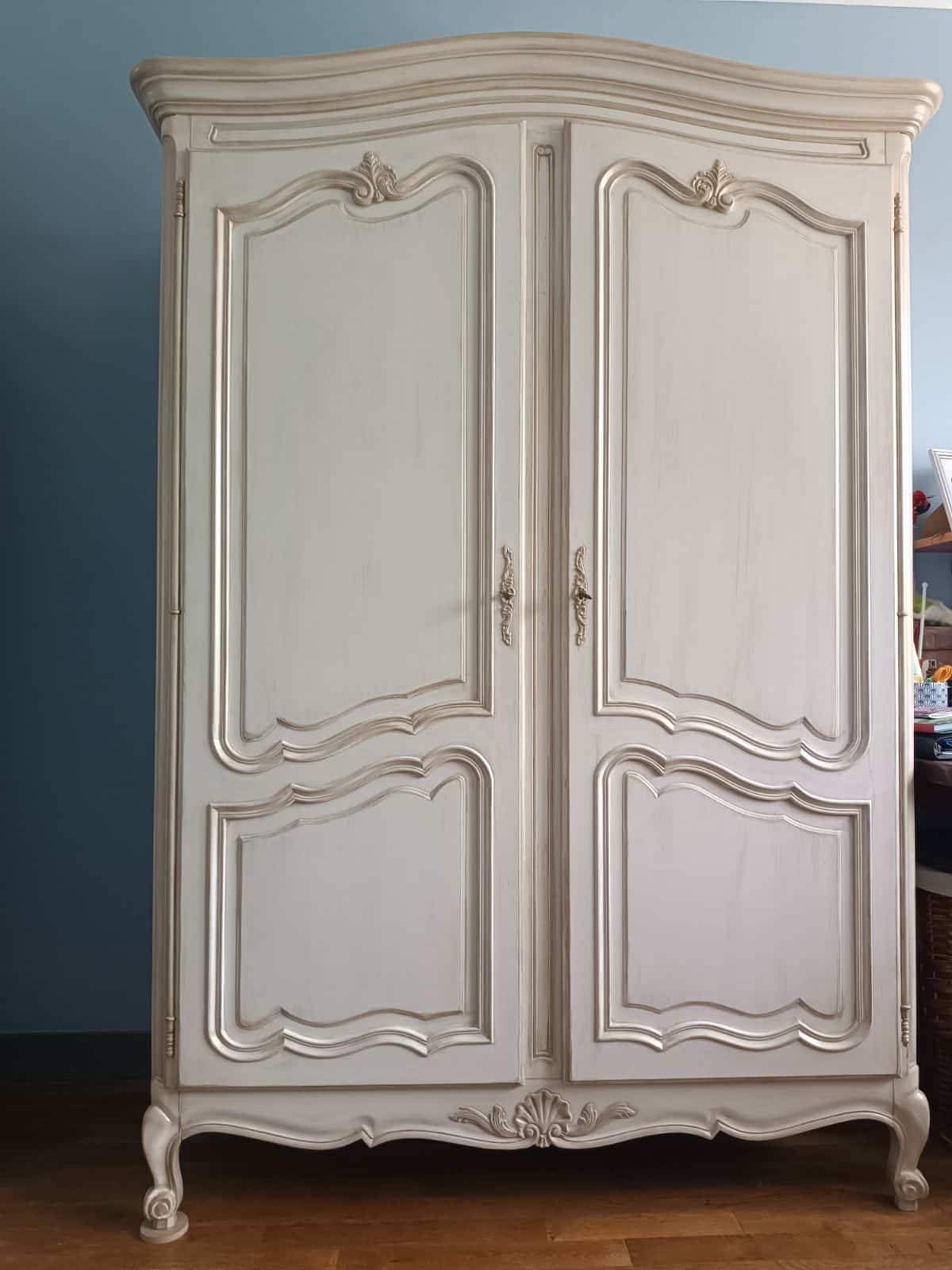 Armoire en merisier style Louis XV patinée lin et or