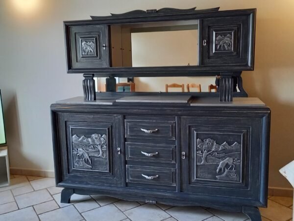 Bahut ancien deux corps des années 1950 relooké carbone, vitrine et plateaux de marbre