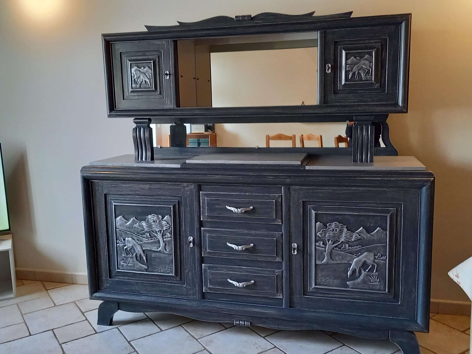 Bahut ancien deux corps des années 1950 relooké carbone, vitrine et plateaux de marbre