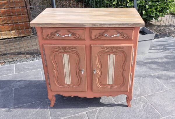 Ancien meuble de toilette en chêne relooké terracotta, vue de face