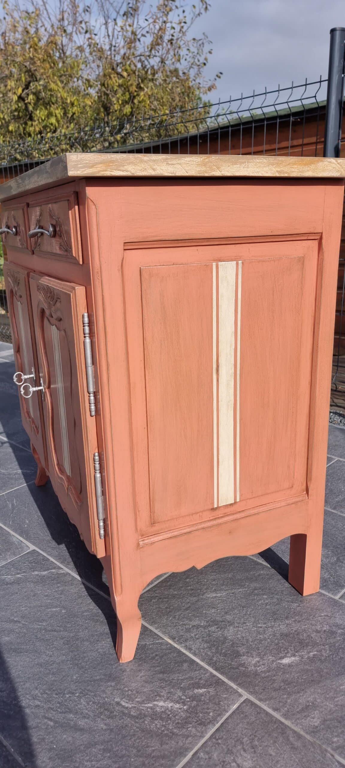 Bahut en chêne peint terracotta, plan de travail en bois massif remplaçant le marbre