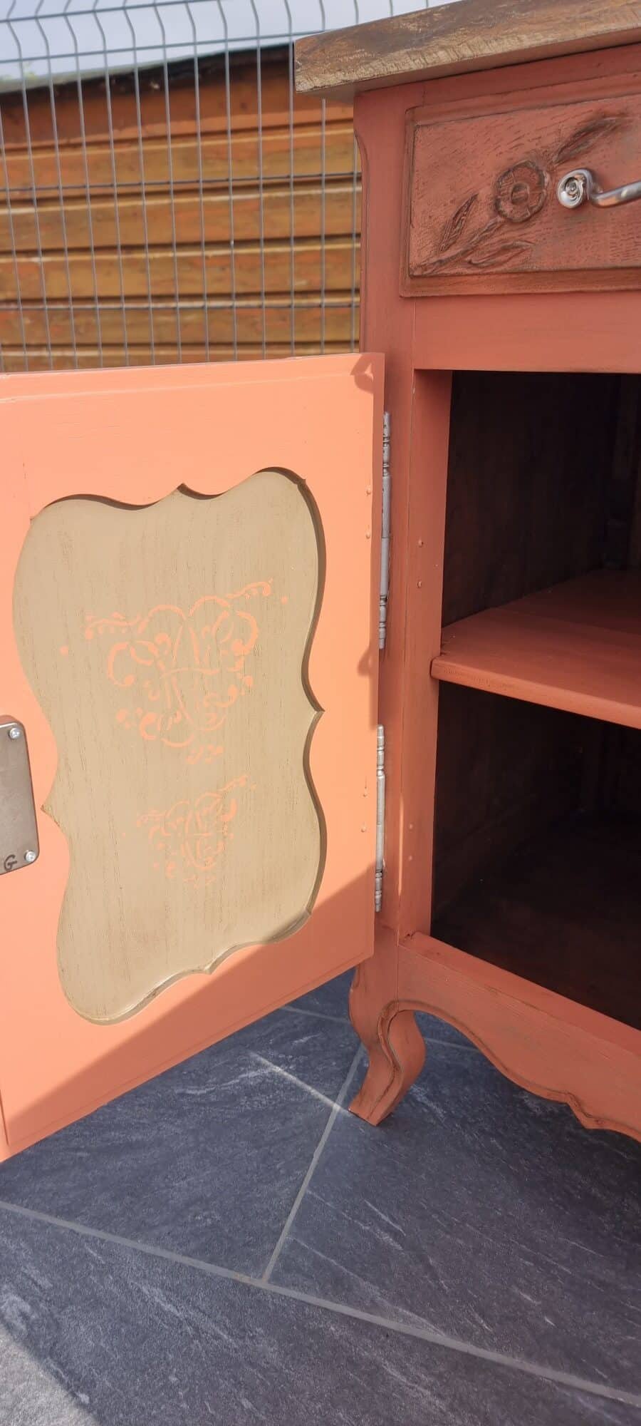 Détail des motifs peints sur les portes du bahut terracotta