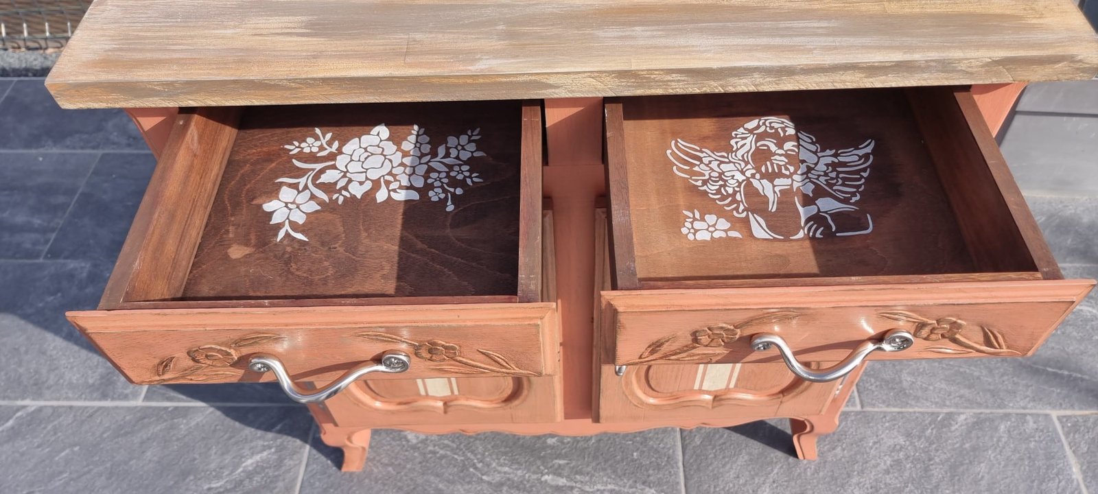 Bahut ancien revisité terracotta, vue rapprochée de la finition patinée