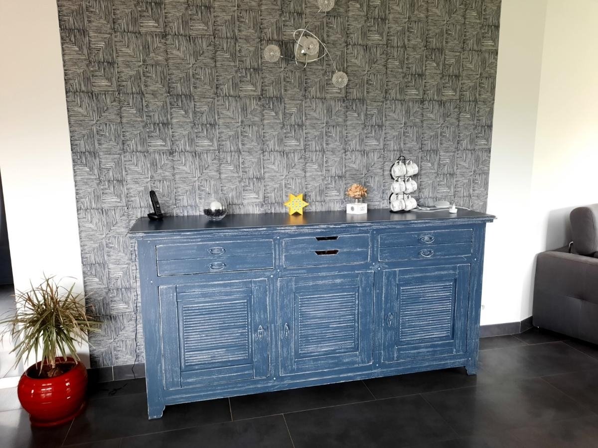 Buffet colonial patiné anthracite, vue trois quarts et poignées de tiroirs d'origine