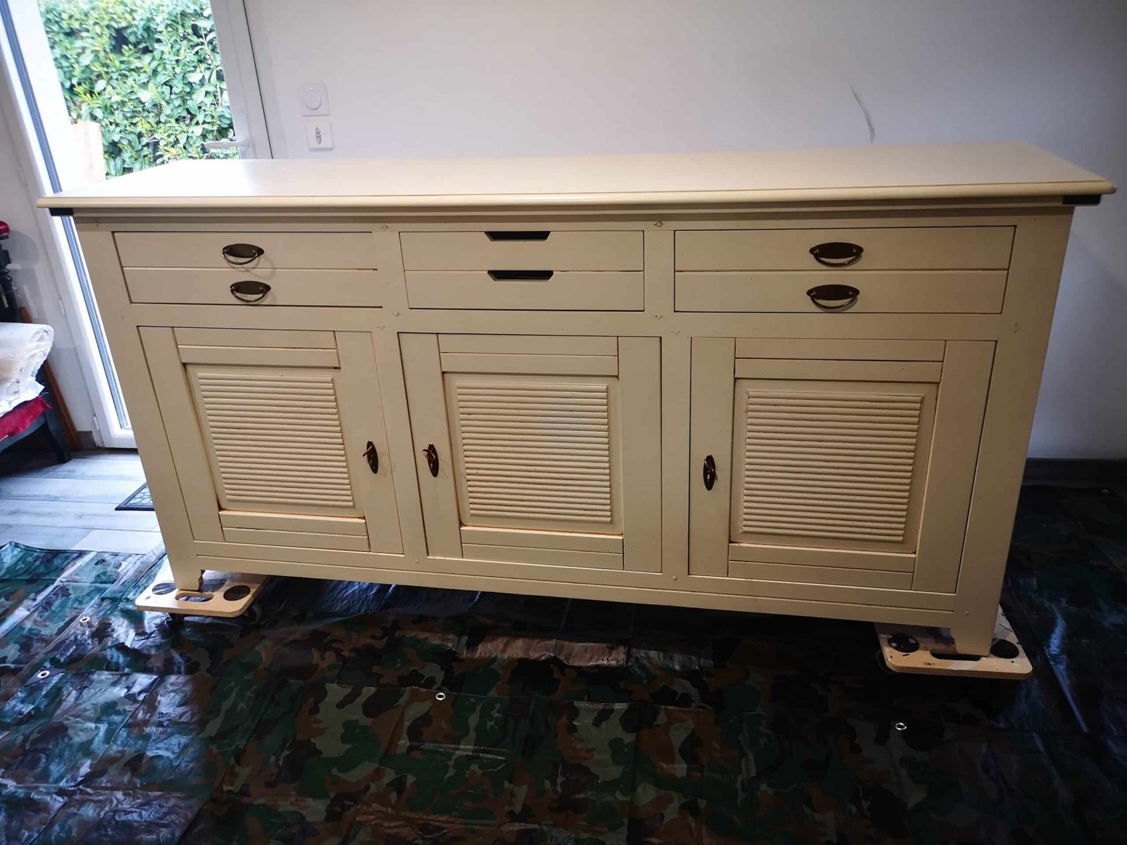 Buffet de style colonial avant relooking, portes façon persiennes d'origine